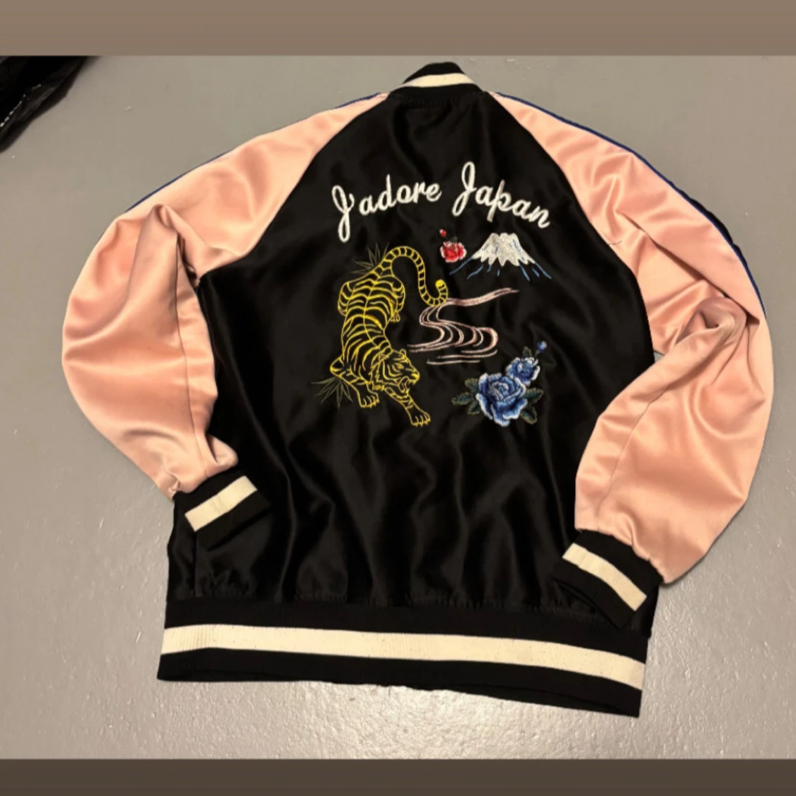 Svart och rosa bomberjacka Lindex