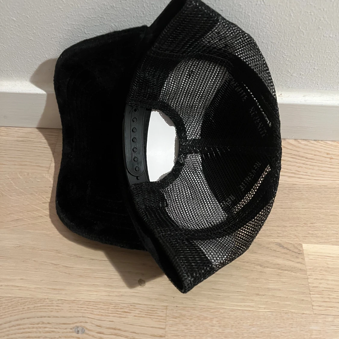 Svart velvetkeps från Revenite - 1