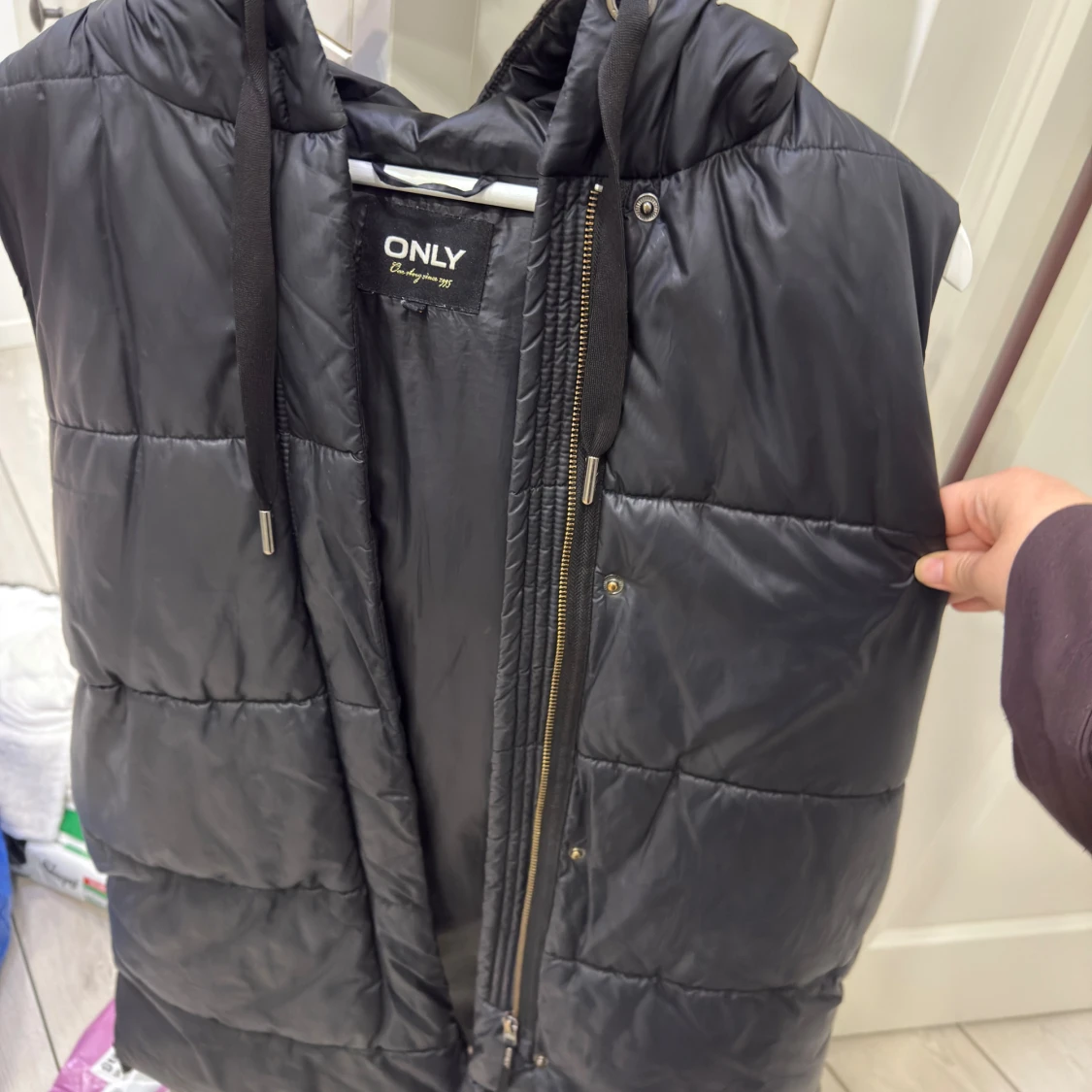 Svart quiltad dunväst från ONLY - 1