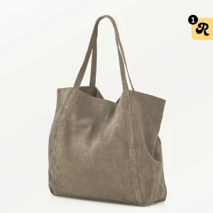 Becksöndergaard väska - Stilren och rymlig shoppingväska i beige mocka med dubbla handtag. Väskan har en innerficka med dragkedja och blåvitt randigt foder. Perfekt för dig som vill ha en snygg och praktisk väska med mjuk känsla och enkel design.