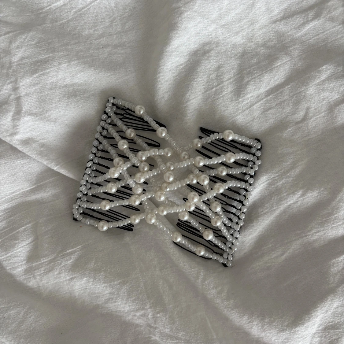 Svart hårklämma  med pärlor