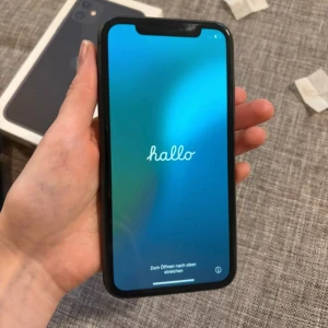 iPhone 11 128gb - Jättefint skick, 128gb. 74% Batterihälsa senast jag kollade. Inga fel på mobilen. Massa tillbehör bland annat ideal of Sweden skal, även en ny laddare. 