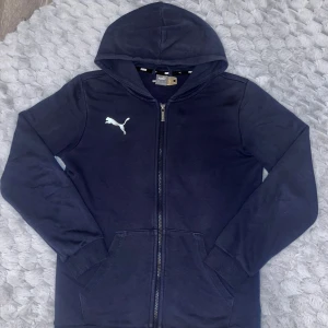  hoodie från Puma - Snygg hoodie från Puma med loggan på bröstet. Tröjan har luva med dragkedja. hoodien har långa ärmar. Perfekt för chill eller träning, enkel att matcha med jeans. Skriv gärna mer frågor och bilder om hoodie.