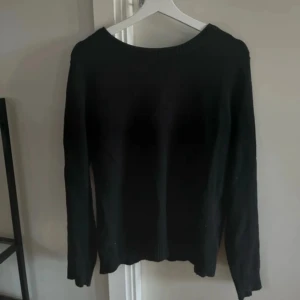 Svart stickad tröja  - En svart stickad tröja från vila i strl M. Den är i mycket bra skick!