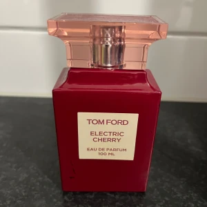 Tom Ford Electric Cherry 100ml - Tom Ford Electric Cherry Eau de Parfum i en snygg 100 ml flaska. Perfekt för dig som vill sticka ut med en exklusiv och trendig doft från ett ikoniskt märke.