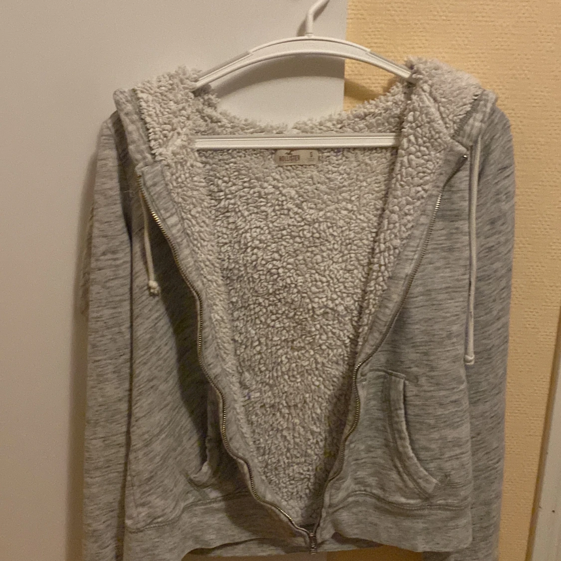 Grå hoodie med teddyfoder från Hollister - 4