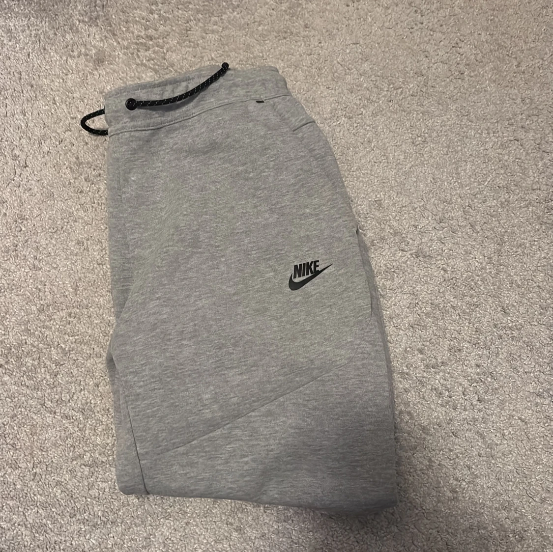 Grå mjukisbyxor från Nike, storlek M - 3