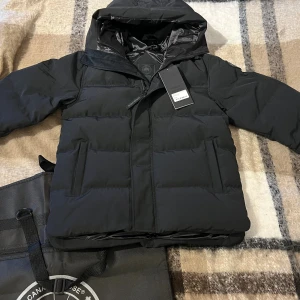 Canada Goose MacMillan Black Badge - Säljer en Canada Goose MacMillan Black Badge i Nyskick, perfekta vinter jackan riktigt snygg och skön samt att den är väldigt varm. Storlek M och passar som vanlig M perfekt, Originallapparna och stora canada goose dustbagen medföljer vid köpet. Priset kan diskuteras inom snabbaffär eller bundleköp Mvh✅