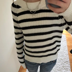 Randig stickad tröja - Jättefin stickad randig tröja