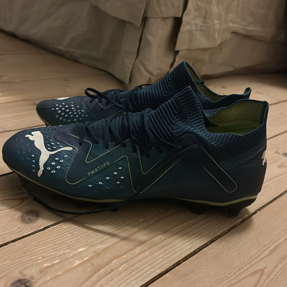 Puma blå fotbollsskor med snörning frakt betalas själv