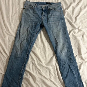 Tiger of Sweden jeans - Snygga ljusblå tiger of Sweden jeans med klassisk femficksdesign och raka ben. Jeansen har en lätt tvättad look och är tillverkade i mjukt bomullsjeansmaterial. Passar dig som gillar en modern och stilren denimstil.