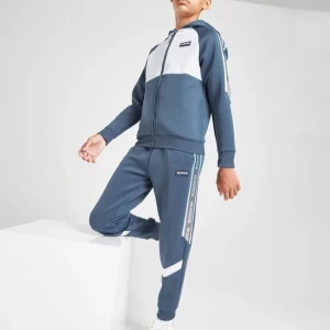 Poly Blå och vit zip hoodie från McKenzie - Denne bra , har använt den mycket men finns inget fel . Den ser ny ut. Byxorna ingår ej. Polyester.