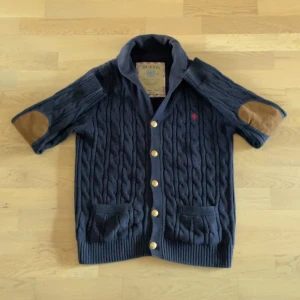 Morris marinblå stickad kofta M - Marinblå kabelkofta från Morris. Plagget är i gott skick. Hör av dig om du har några frågor🙌