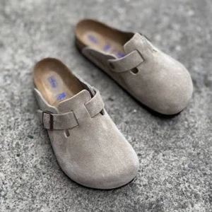Birkenstocks Beige mockasandaler med spänne - Säljer ett par stilrena sandaler i beige mocka med rund tå och justerbart spänne på sidan. Skorna har en platt sula och är perfekta för en avslappnad och trendig look. Passar både till jeans och shorts för en chill vibe.