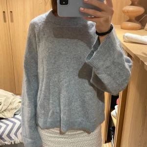 Tröja från H&M - Jag på bilden är ca 169cm. Mohair/wool blend. Skriv ifall du är intresserad, pris kan diskuteras!!! Har använt typ 2 gånger