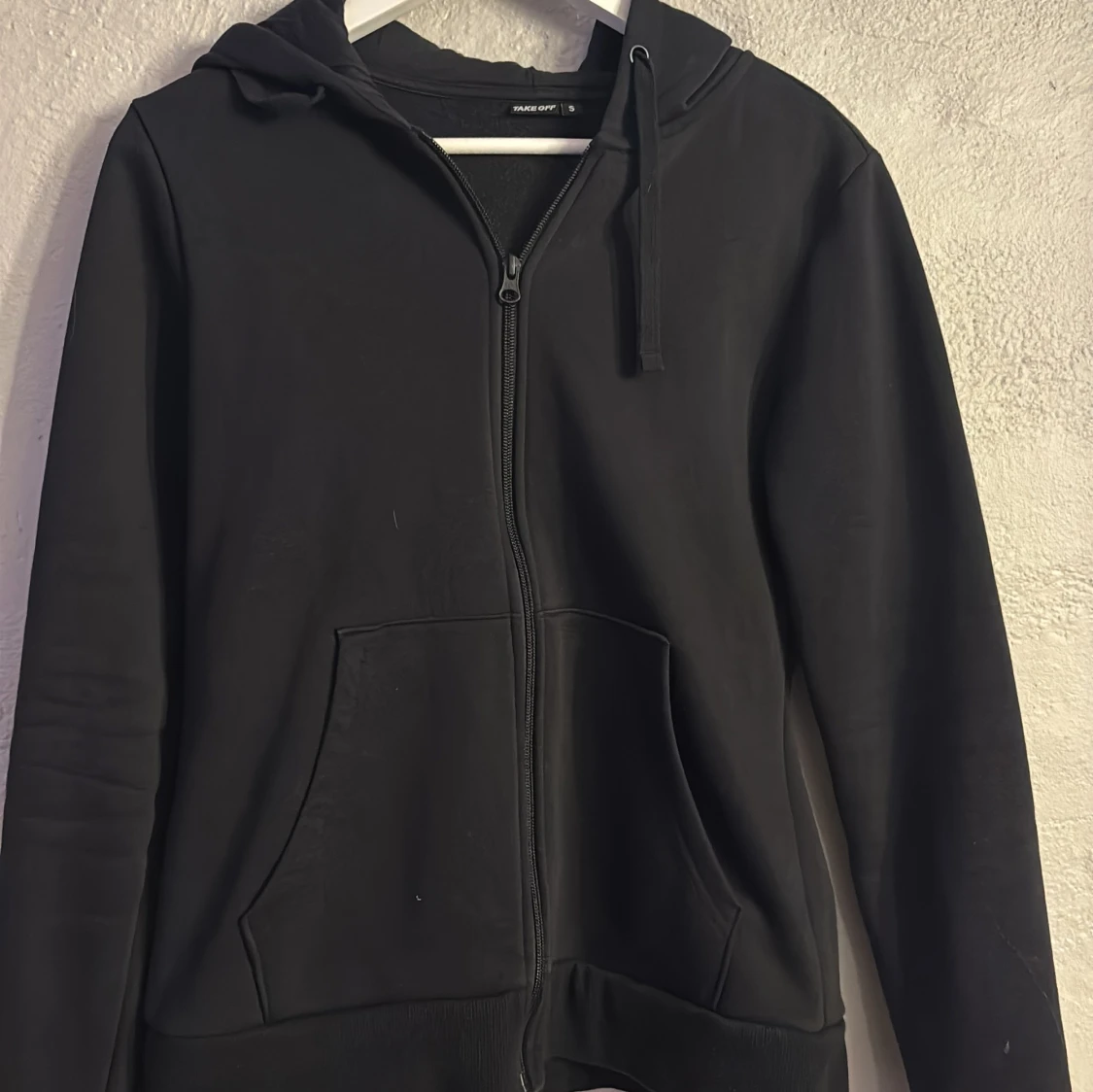 Svart hoodie från Take Off med dragkedja