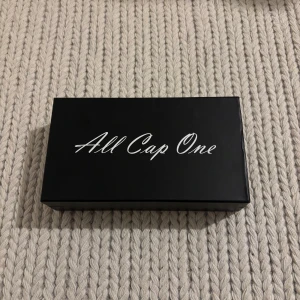 Svarta solglasögon All Cap One - Svarta All Cap One glasögon | Likadana som Chimis men ett mer prisvärt alternativ | Allt medföljer (be om bilder) | Skick 10/10 aldrig använda | Nypris 449 mitt pris 249 |