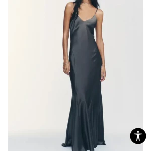 !!SÖKER!!  - Jag söker denna Zara klänningen i svart och i storlek xs. Den är i silke som på bilden och lång. Kan betala max 350kr. 