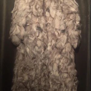 Exklusiv vintage silverrävspäls från 70-talet - Exklusiv vintage silverrävspäls från 70-talet – sällsynt fynd  Ett unikt samlarplagg för den som uppskattar klassisk lyx och tidlös stil. Äkta silverräv, handgjord på 1970-talet med vacker naturlig glans och fyllig textur. Bevarad i utmärkt skick med originalfoder och elegant snitt som framhäver silhuetten.  🌿 Äkta vintage – unik och svår att hitta ✨ Mycket välbevarad, endast varsamt använd 👗 Passar både som statement-piece och samlarobjekt  Storlek: S/M Skick: Utmärkt vintage 