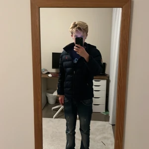 Mörkblå pufferjacka från Polo Ralph Lauren - Säljer en mörkblå pufferjacka från Polo Ralph Lauren tyvärr säljer pga av att den e lite liten på mig nu