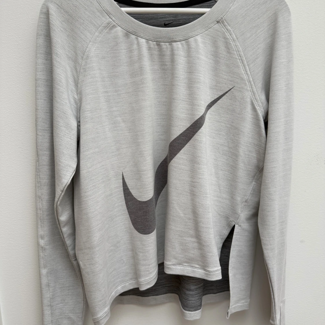 Grå Nike Dri-Fit långärmad tröja