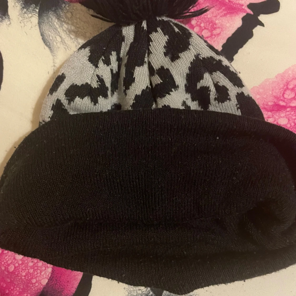 Leopardmönstrad mössa med tofs och A-logga - 3