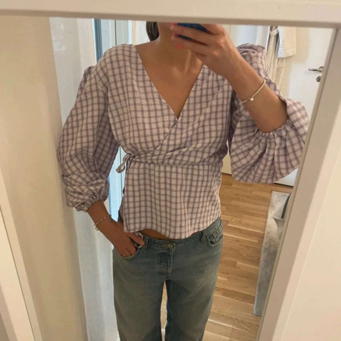 Ljuslila rutig omlottblus med puffärm - 1