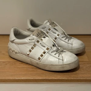 Valentino open  - Säljer nu dessa fina Valentino opens i strl: 38! Skorna är i fint skick och självklart äkta! Hör av er vid frågor eller fler bilder! 