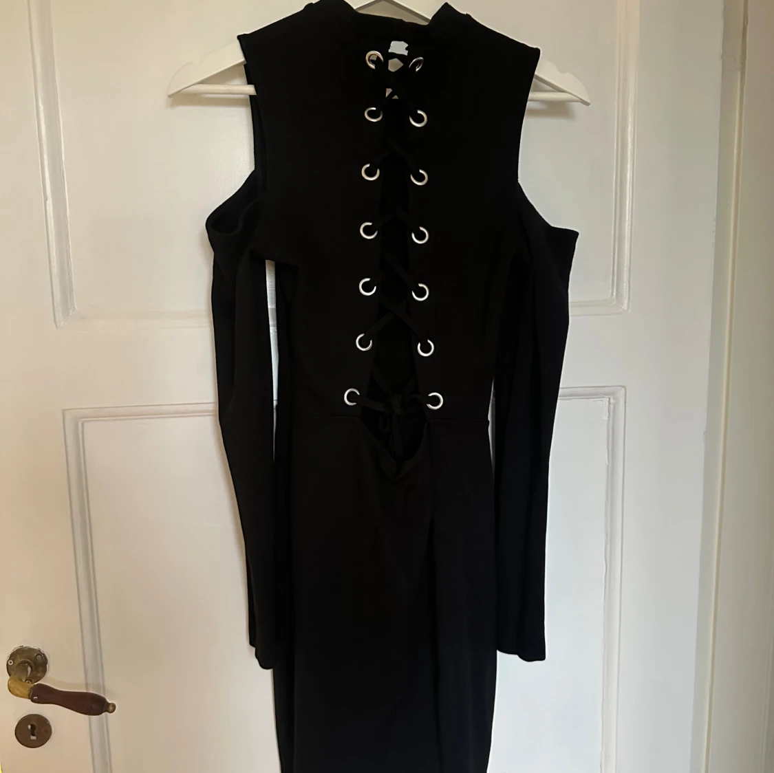 Svart snörad klänning Divided H&M - 1