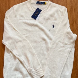 Slätstickad tröja från Polo Ralph Lauren - Tunn och bekväm slätstickad tröja från Ralph Lauren.   Riktigt snygg vit/ beige och passar perfekt som julklapp, födelsedagspresent, till golfbanan eller fina tillställningar☺️  Storlek M, Slimfit. Passar även S  Tags osv finns såklart👍🏻  Vid frågor, bara skicka ett dm så svarar jag inom kort!📩