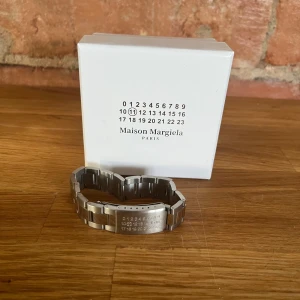 Maison Margiela armband - Maison margiela Watch bracelet. Kommer med allt på bilderna. Aldrig använd. 18cm. Skickas snabbt