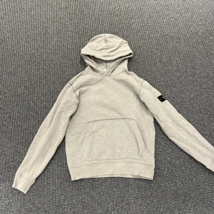 Stone Island hoddie  - Säljer denna gråa stone island hoodien som bara har använts ett fåtal gånger. Nypris ca 2000 kr.