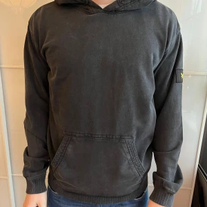 Svart hoodie från Lyle & Scott - Svart hoodie från Lyle & Scott med klassisk gul logga på ärmen. 