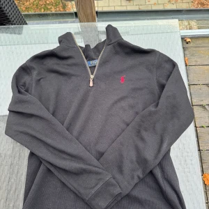 Ralph Lauren quarter zip - Tja säljer en svart quarter zip från Ralph lauren i storlek S. Storleken är lite stor! Annars riktigt stilig tröja inga tecken på användning. Hör av vid frågor!