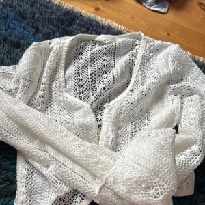 Sååå fin kofta att ha i Spanien eller på stranden - Är i storlek 158-164 men passar mig som har xs-s i kläder och som är ca 168cm lång 