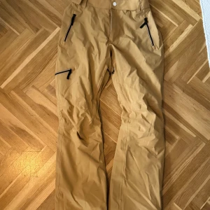 Skidbyxor - Beige skidbyxor från CLWR. Köpta för 1400kr, säljer för 499kr. Dom har några få fläckar men inget man lägger märket till.