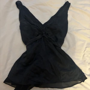 Festtopp i silke  - Jättesöt topp från Zara i 100% silke 🤍storlek m men passar också s 