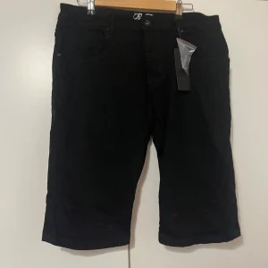 Caprit XL - Mustat uudet caprit. Koko XL. Vyötärön leveys n 45cm, haara-lahje n 40cm. Eläintalous MMM, lisätietoja saa kysymällä Katsothan myös muut ilmoitukseni Tarjoa 