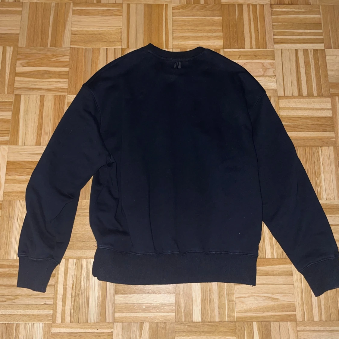 Svart sweatshirt från AMI med rött hjärta - 1