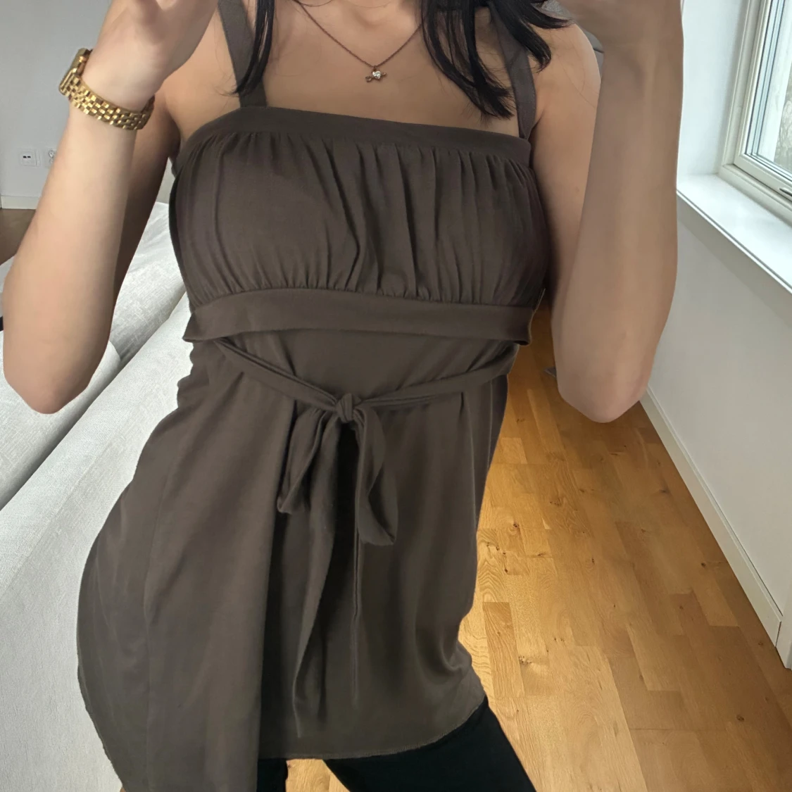 Brun linnetopp med knytband - 1