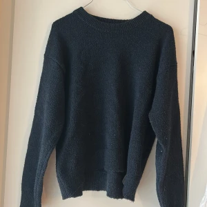 Svart stickad tröja Gina Tricot - Mysig svart stickad tröja från Gina Tricot med rund hals och ribbade muddar. Perfekt för dig som gillar enkel och stilren look. Passar dig som vill ha en klassisk tröja med lite loose fit och lång ärm. Mycket noporor 