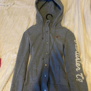 Kofta Hollister - Grå hollister kofta, storlek M, skulle säga den e mer som en S. Pris kan diskuteras!❣️