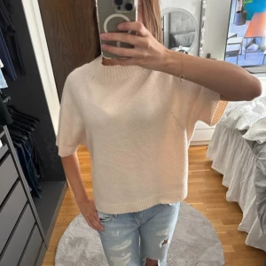 Stickad trekvarts ärmad tröja  - Stickad trekvarts ärmad tröja från C&A i storlek xs bra skick men lite nopprig