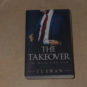 The Takeover: The Miles High Club - En modern och stilren roman som lockar med elegans och spänning. Perfekt för unga vuxna som gillar romantik och intriger i lyxiga miljöer. Omslaget utstrålar självsäkerhet och klass – en bok du inte vill missa!