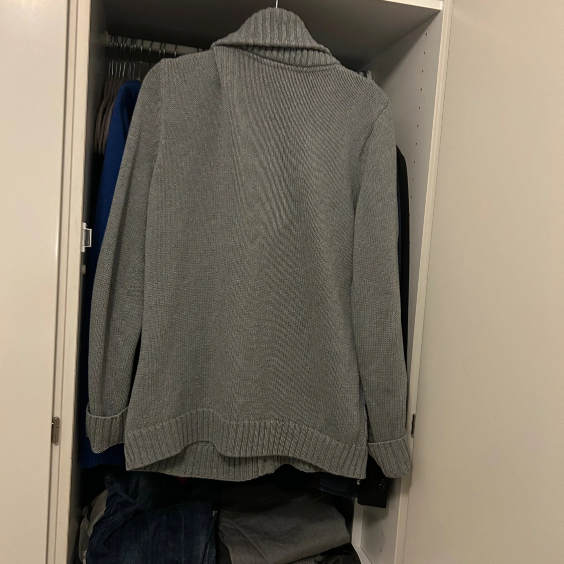 Grå stickad cardigan  - 1