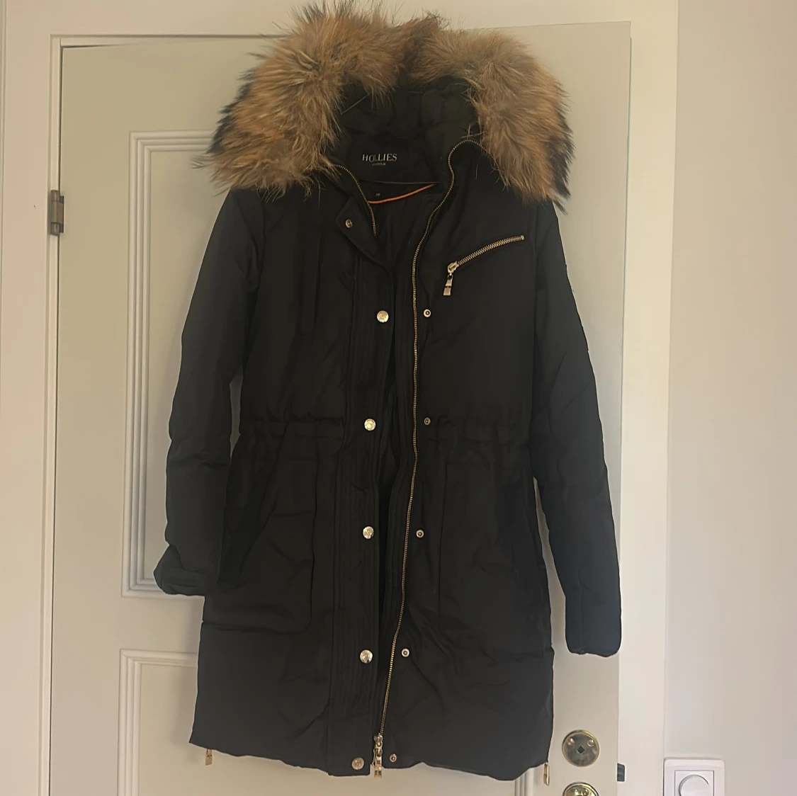 Svart parkas med päls från Hollies