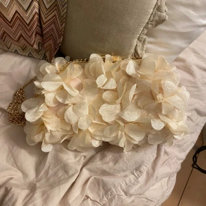 Blommig väska - Blommig kuvertväska som med axelrems band (går att använda utan oxå) - använd endast 1 gång