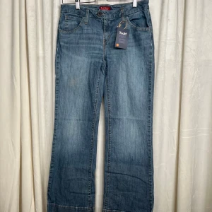 Levi's blå jeans med knappar - Mått: innerbensmått 74  cm Ytterbensmått 98  cm  Midjemått (mätt rakt över) 39 Cm Lårmått 24 cm   Grenmått 21 cm                                                               Bra skick. Hör gärna av er vid frågor!                    Följ oss : Instagram a_wearuf                                                         TikTok : awearuf                                                                   (Nr 18) 