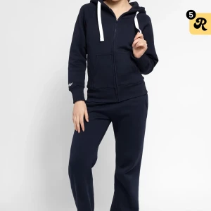 Mörkblå hoodie från russemerch - mörkblå zip kofta från russemerch, i storlek xs, aldrig använd men utan prislapp. köpt för 799kr säljer för 600kr