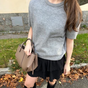 Grå stickad kortärmad tröja från Zara - Vi säljer denna supermjuk grå stickad tröja från Zara som passar både bra med kjol och jeans!✨